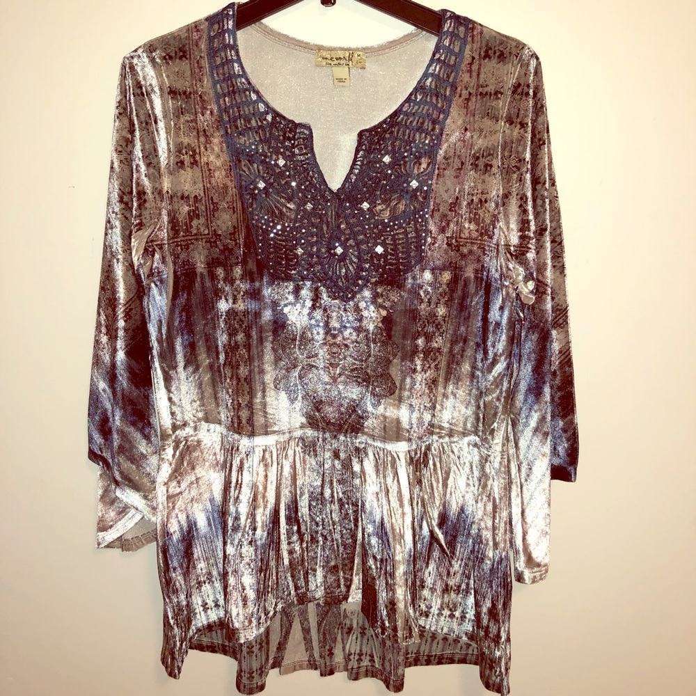 One World 🌎 bell sleeve. Soft. Paisley print. EUC